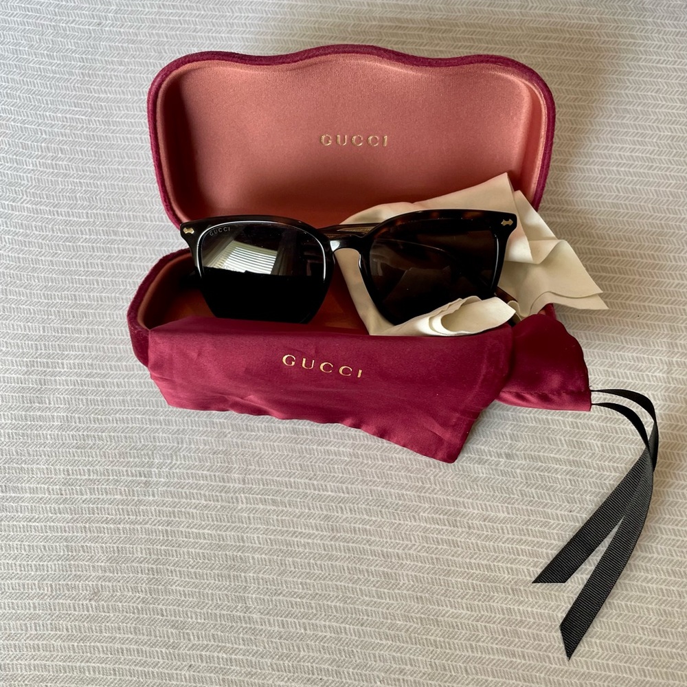 EUC Large Square/Cat Eye Gucci Sunglasses